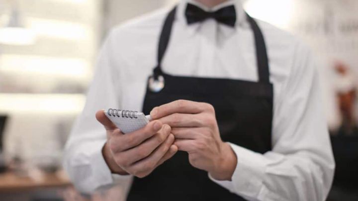 Mesero rechaza propina por faltante de 6 pesos para completar el 10 por ciento