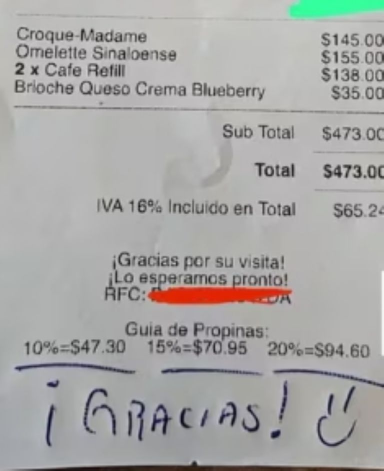 El mesero subrayó los porcentajes de la propina, al tiempo que regresó el dinero