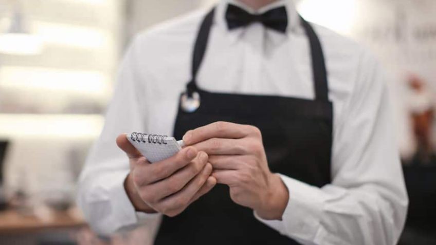 Mesero rechaza propina por faltante de 6 pesos para completar el 10 por ciento