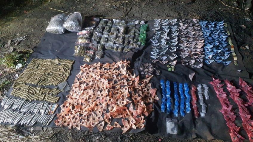 Hallan 2 mochilas con más de mil paquetes con droga a pie de banqueta en Jalisco