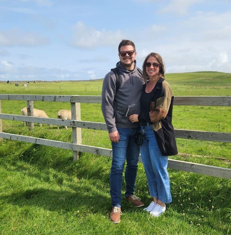 Muere maestra de 29 años en pleno salón de clases