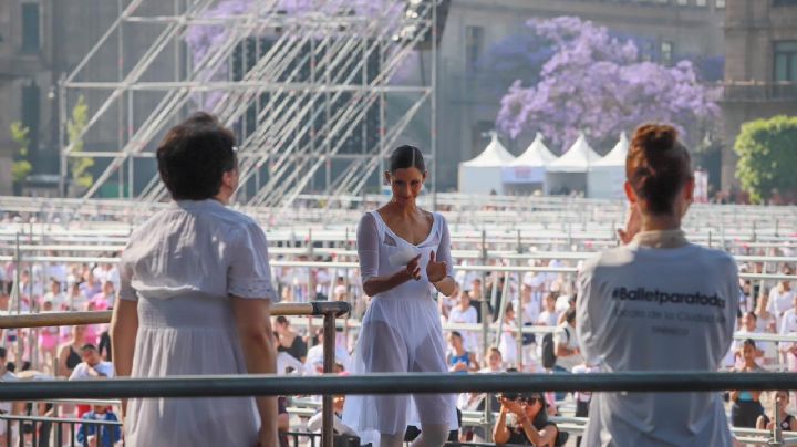 Capitalinos abarrotan el Zócalo para clase masiva de ballet con Elisa Carrillo