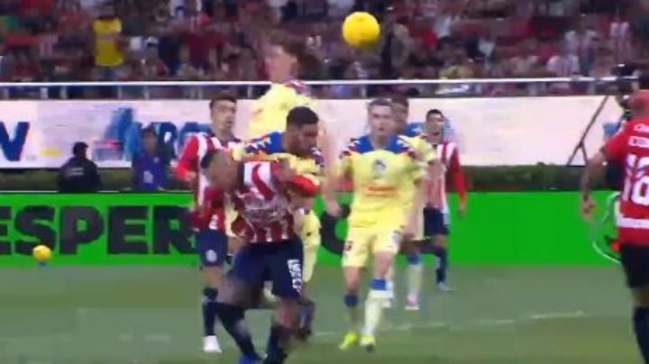 Revelan audios del VAR en polémica jugada de 'Piojo' Alvarado en el Clásico contra América
