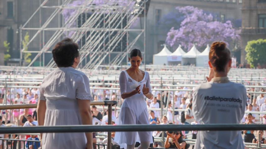 Capitalinos abarrotan el Zócalo para clase masiva de ballet con Elisa Carrillo