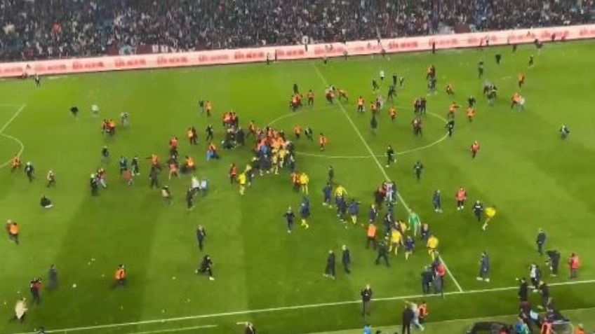 VIDEO: Aficionados de Trabzonspor ingresan al campo para agredir a jugadores en Turquía