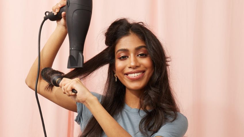 He aquí por qué es mejor secarse el cabello al revés, según una dermatóloga