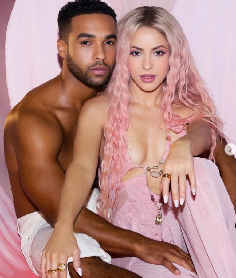 Shakira causa furor con fotos con Lucien Laviscount