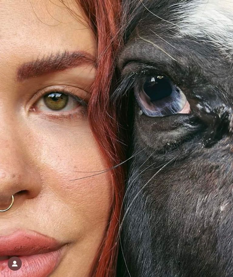 Elena Larrea y una vaquita