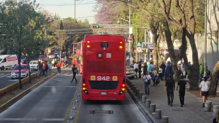 Caos vial en Insurgentes Norte: Fuerte carambola interfiere con tráfico del metrobús