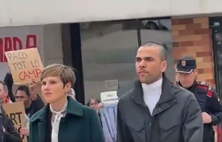 Dani Alves sale de prisión tras pagar fianza