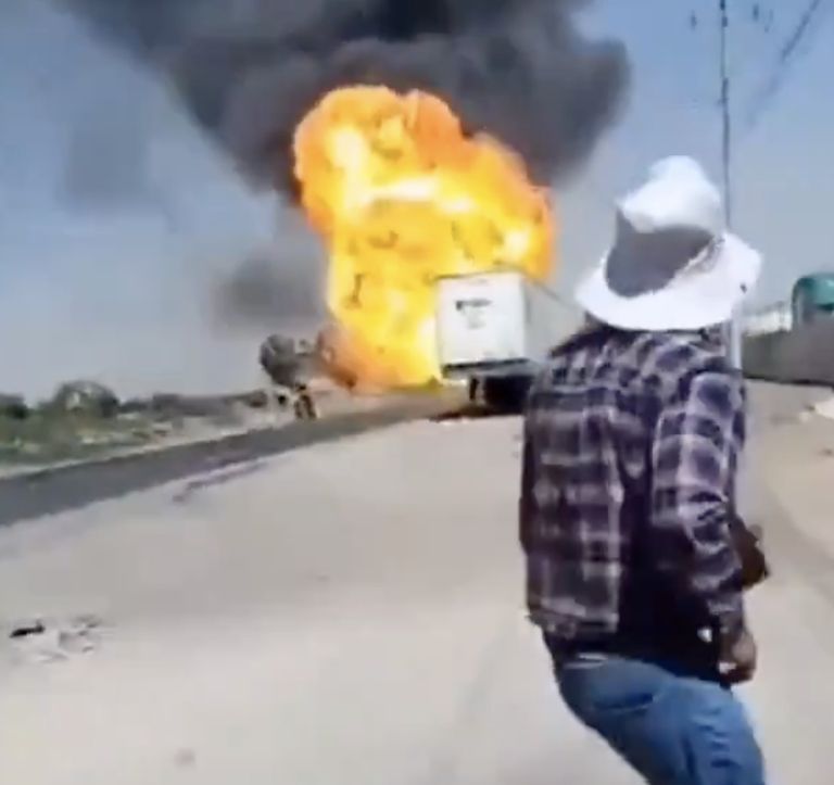 Explota pipa de combustible en Edomex; impactantes FOTOS muestran el momento del accidente