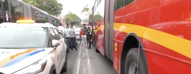 Caos Vial en Insurgentes Norte: Carambola Interfiere con Tráfico del Metrobús