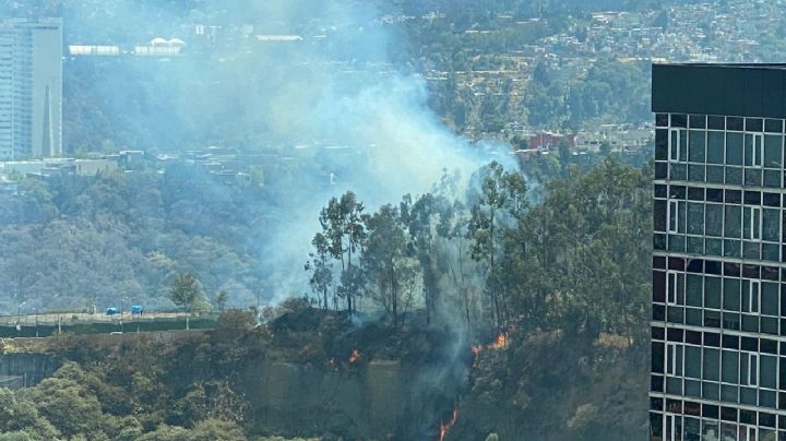 Incendio en zona de pastizales en Santa Fe, CDMX, moviliza a cuerpos de emergencia