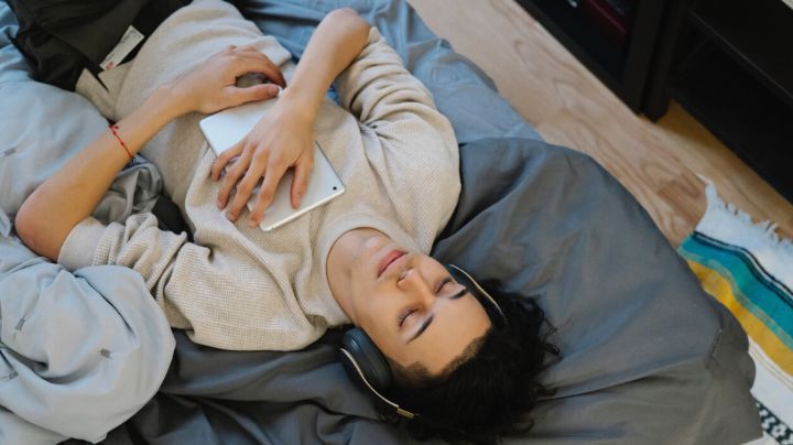 ¿Es buena idea? Estos son los beneficios y los riesgos de dormir escuchando música