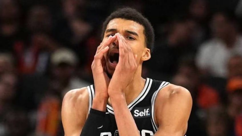 Victor Wembanyama, jugador novato de los Spurs, es multado por lanzar balón a las gradas