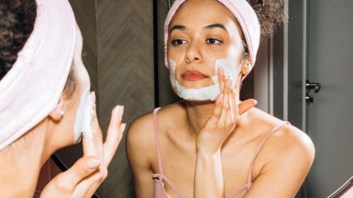 Siento que se forman 'bolitas' tras el 'skincare': errores a evitar según un dermatólogo