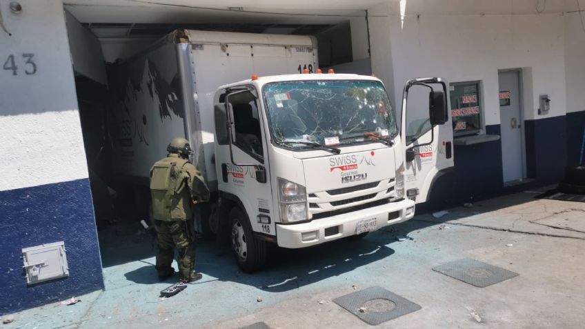 VIDEO: Normalistas de Ayotzinapa derriban la puerta del Centro Federal de Arraigos