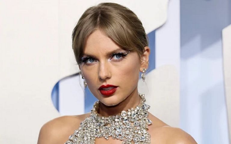 Taylor Swift invitó a sus fanáticos a votar en el supermartes de EU. Foto: Twitter