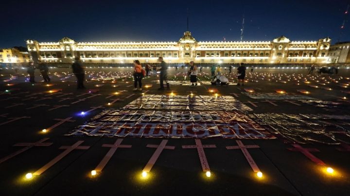 (FOTOS) 8M: Zócalo de CDMX se vuelve un cementerio para recordar a víctimas de feminicidio