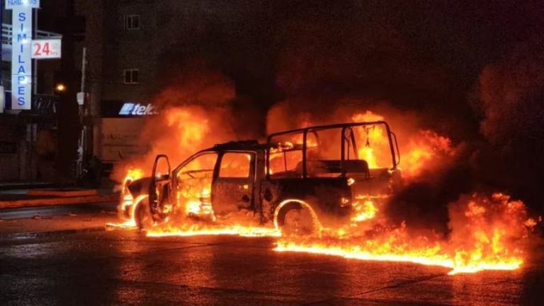 Agentes de la Policía matan a balazos a dos supuestos normalistas de Ayotzinapa. Foto: Twitter