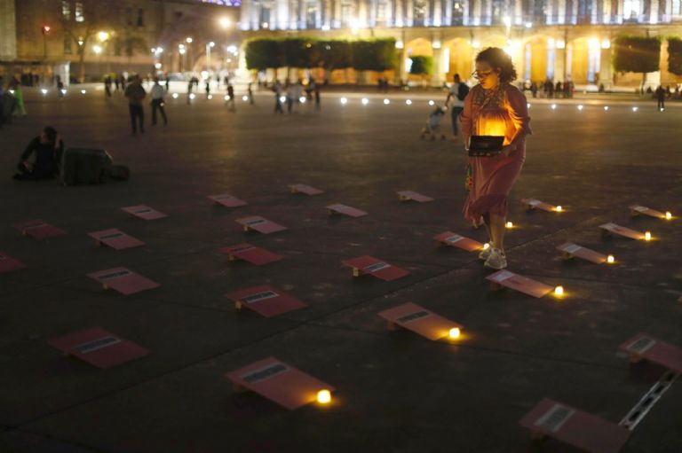 Convierten en cementerio de feminicidios el Zócalo de la CDMX. Foto: Twitter