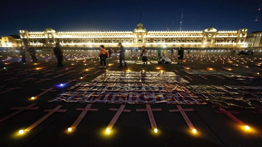 (FOTOS) 8M: Zócalo de CDMX se vuelve un cementerio para recordar a víctimas de feminicidio