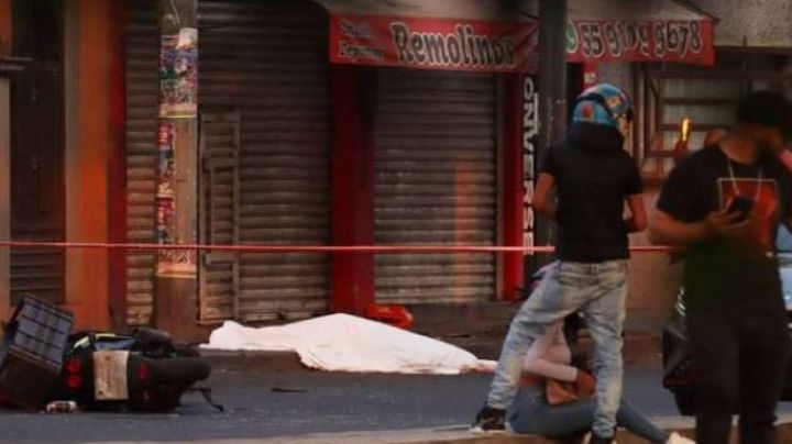 Tragedia en Iztapalapa: motociclista muere al estrellarse contra un poste de luz