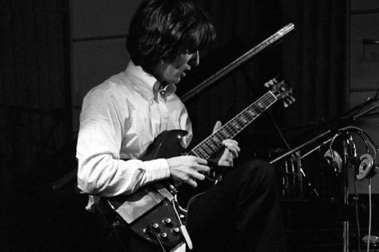 La insólita razón detrás del inicio de George Harrison en la guitarra