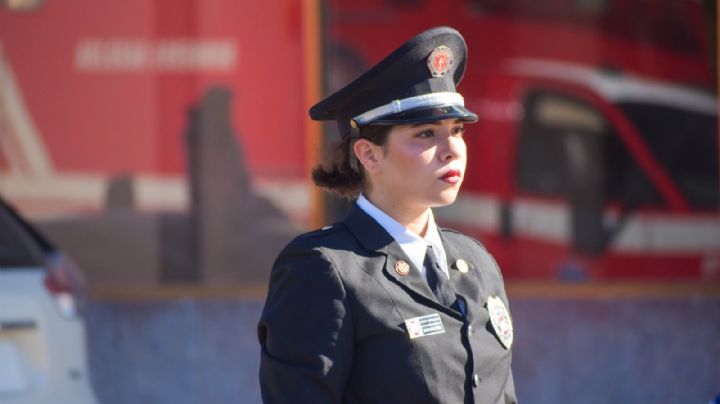 Ana Lourdes rompe paradigmas al ser la única mujer bombera de línea en Navojoa