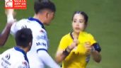 Foto ilustrativa de la nota titulada VIDEO: Árbitra Katia Itzel García sufre altercado con furioso jugador del Puebla por penal