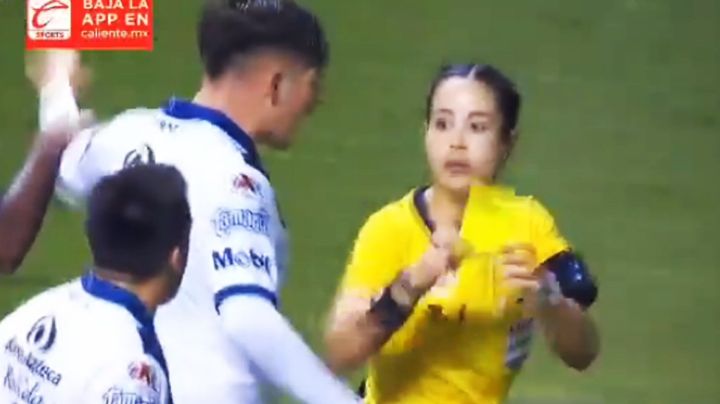 VIDEO: Árbitra Katia Itzel García sufre altercado con furioso jugador del Puebla por penal