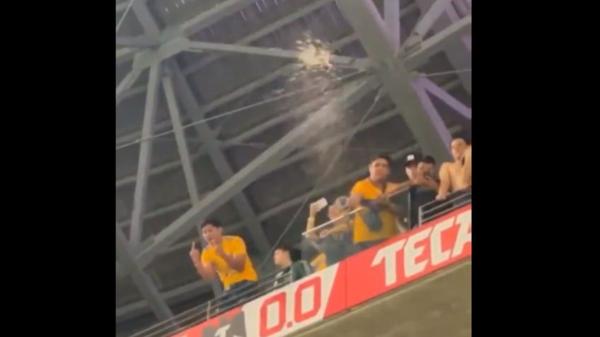 Asqueroso: Graban a aficionado de Tigres lanzando orina a seguidores de Monterrey