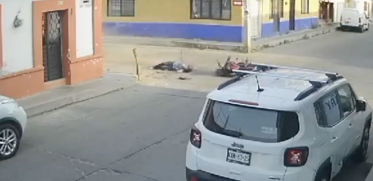 Motociclista choca contra camión de agua