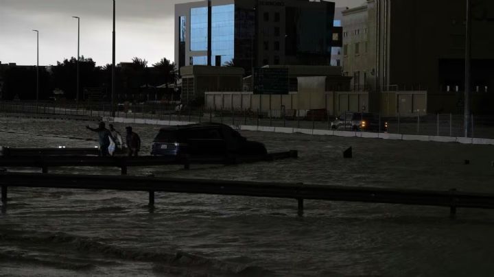 Dubái bajo el agua: Imágenes impactantes muestran la inexplicable lluvia en pleno desierto