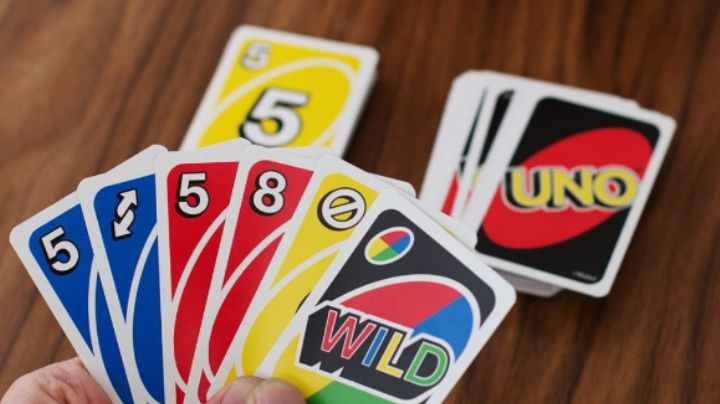 VIDEO: Policías arrestan a dos jovencitas en Toluca por jugar UNO en la calle