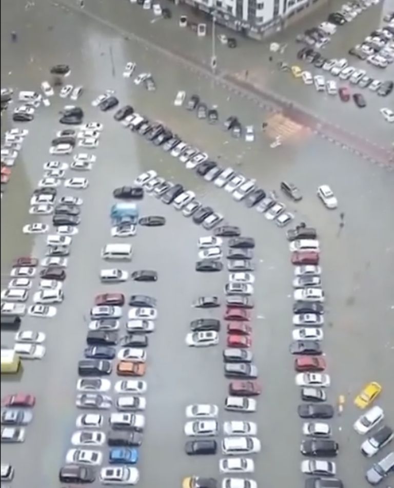 Dubái bajo el agua: imágenes impactantes muestran la magnitud de las lluvias