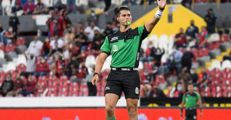 Pacheco Larios impartiendo justicia en un juego