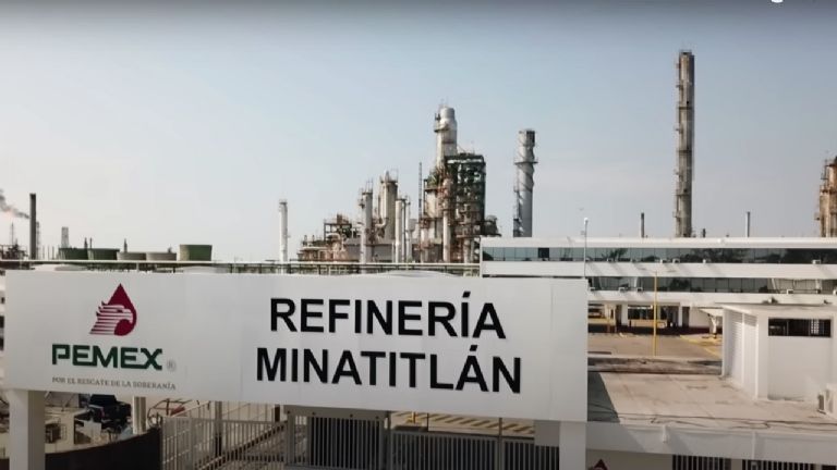 Incendio en la Refinería de Minatitlán: Reportan Explosión y Fuego Controlado