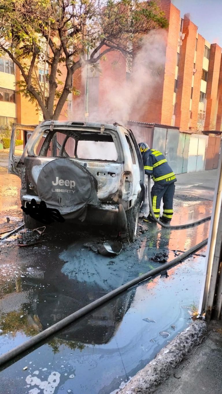 Camioneta incendiada en Vallejo
