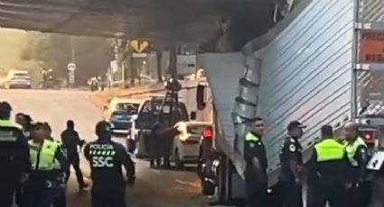 Caos en el Viaducto, tráiler se 'atora' en el bajo puente de Eje Central