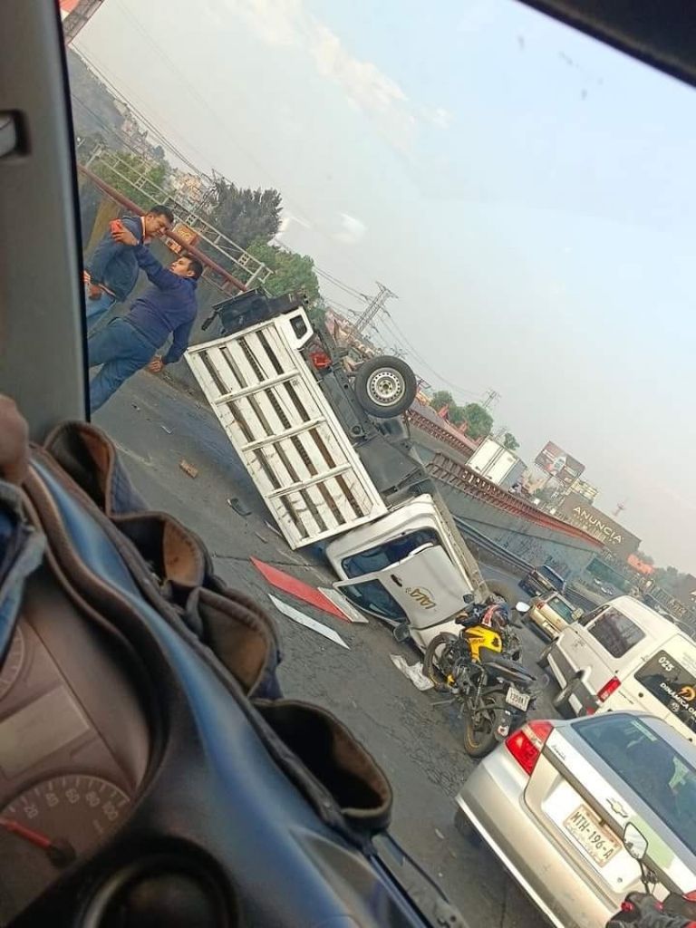 Caos en la México-Pachuca por volcadura