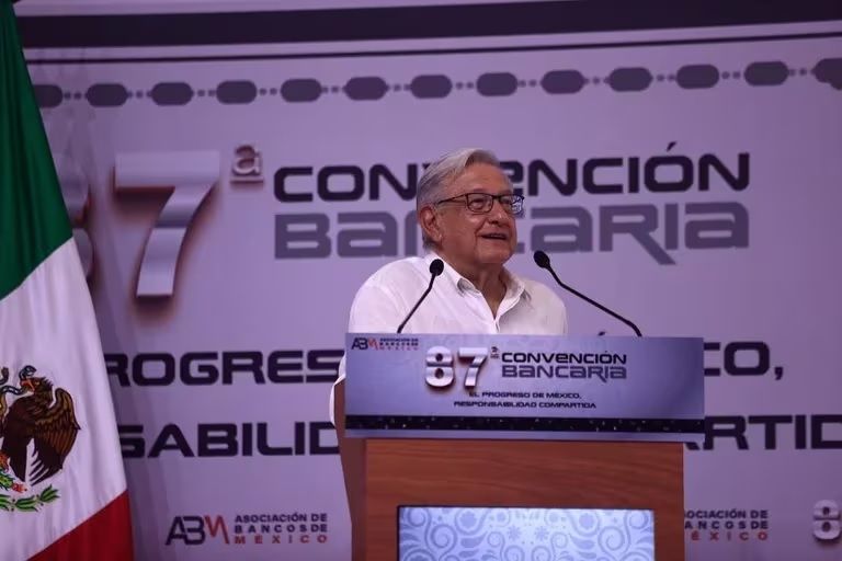 Andrés Manuel López Obrador se despide de banqueros y destaca logros económicos durante su sexenio