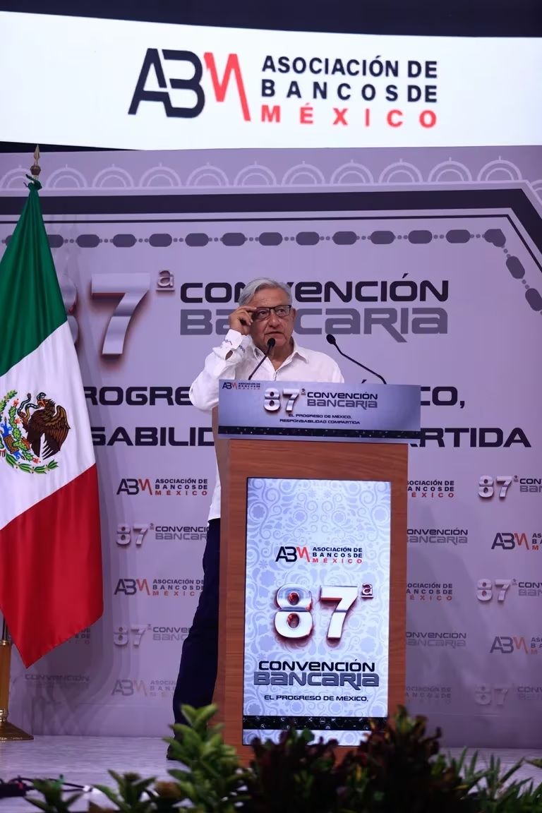 Andrés Manuel López Obrador se despide de banqueros y destaca logros económicos durante su sexenio