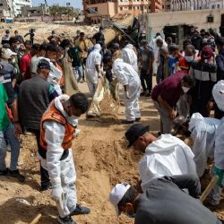 Hallan fosa común con 60 cadáveres en pleno patio de un hospital en Gaza