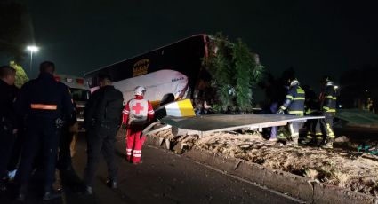 VIDEO: Autobús turístico se estrella sube al camellón en la calzada Ignacio Zaragoza