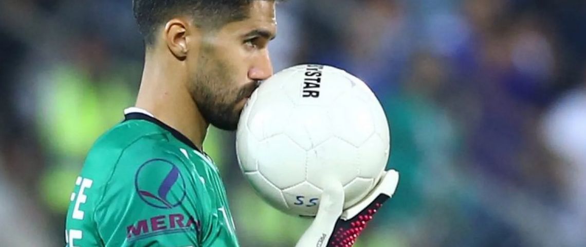 Suspenden a futbolista iraní por abrazar a una fanática; pagará más de 80 mil pesos de multa