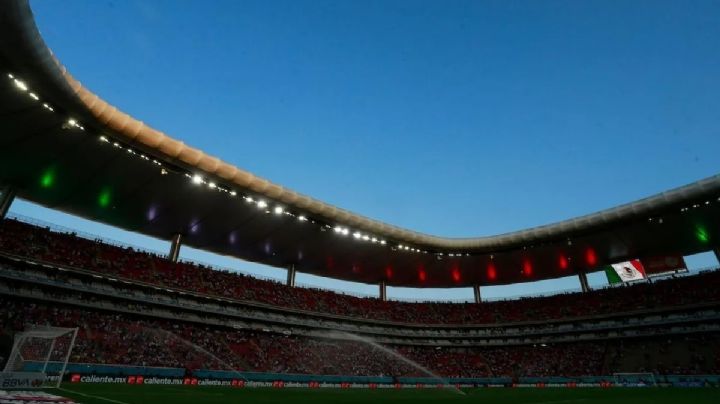 Reportan violenta riña entre policías y aficionados de Chivas afuera del Estadio Akron