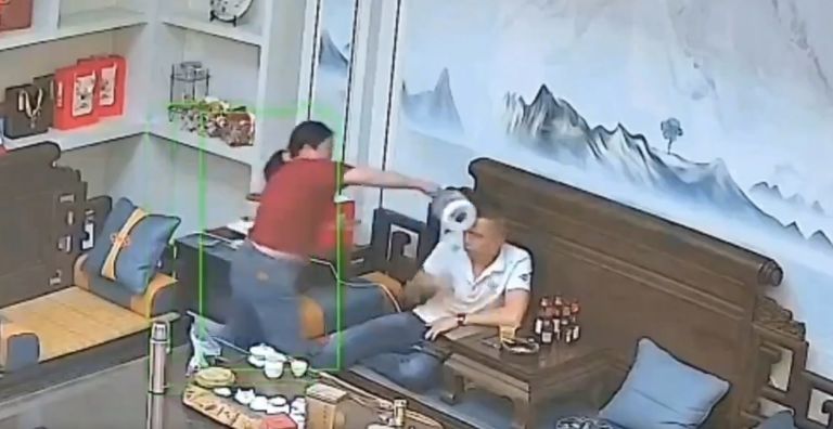 mujer le vacía agua hirviendo a su pareja por una discusión