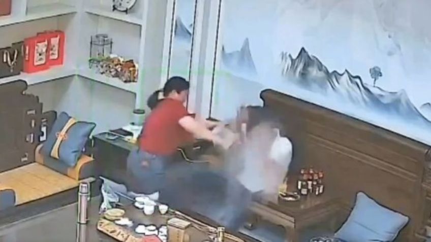 Escalofriante ataque: Mujer arroja agua hirviendo sobre su pareja durante una discusión