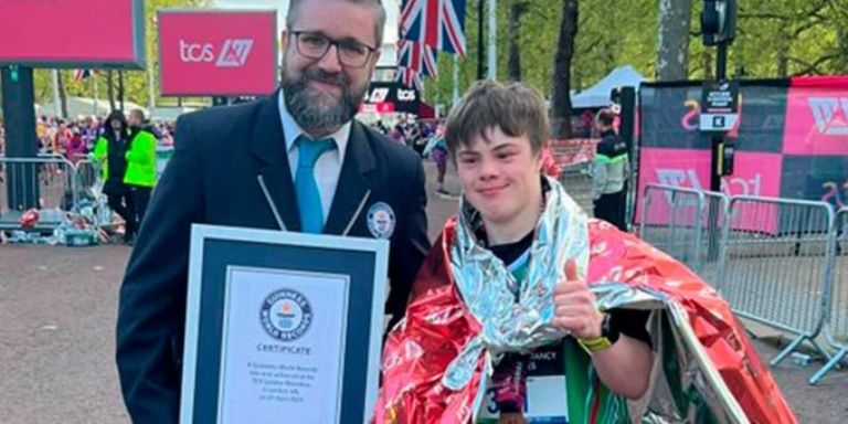 Joven de 19 años con síndrome de Down hace historia en el maratón de Londres. Foto: Twitter
